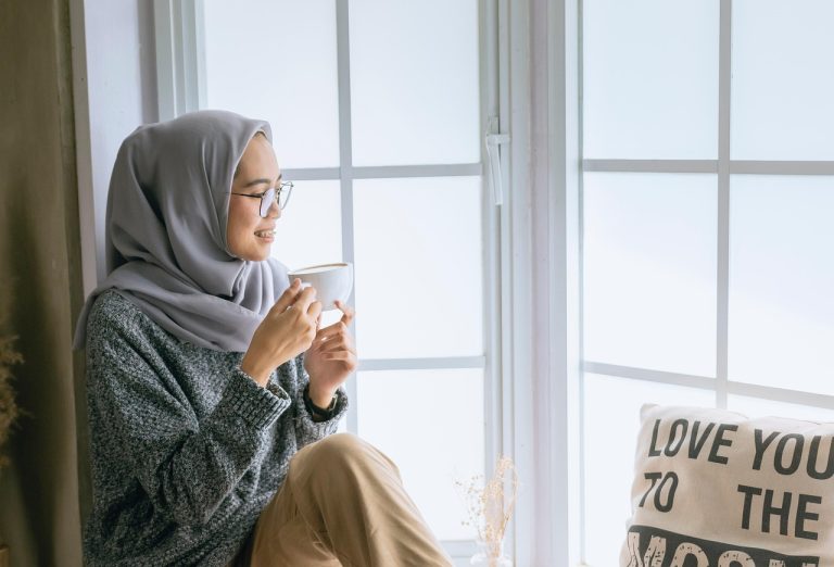 gambar perempuan menggunakan hijab